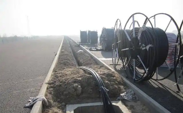 康县光缆施工如何应对复杂地形布线难题？